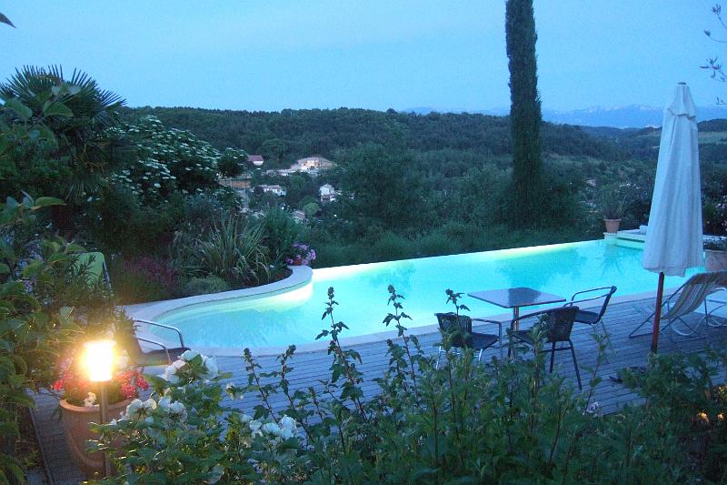 2011-05- (1124).JPG - ... bevor im Garten und am Pool das Licht ausgeht